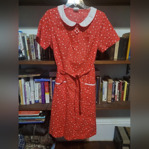 Chic Red Dress with White Collar and Belt - Picture 1 of 8